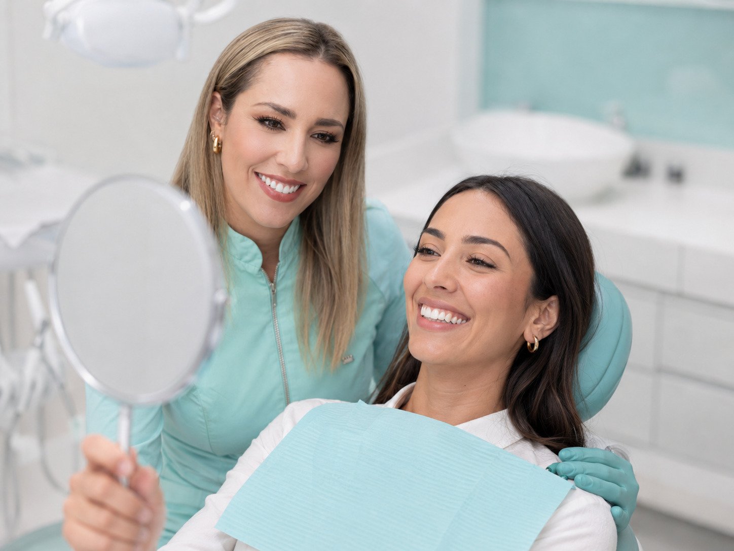 Paciente sonriendo después de una valoración de estética dental en Smile Center Mérida