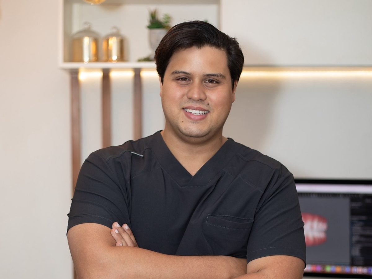 Dr. Christian Falcón Osorio, periodoncista que coloca implantes dentales en Smile Center Mérida