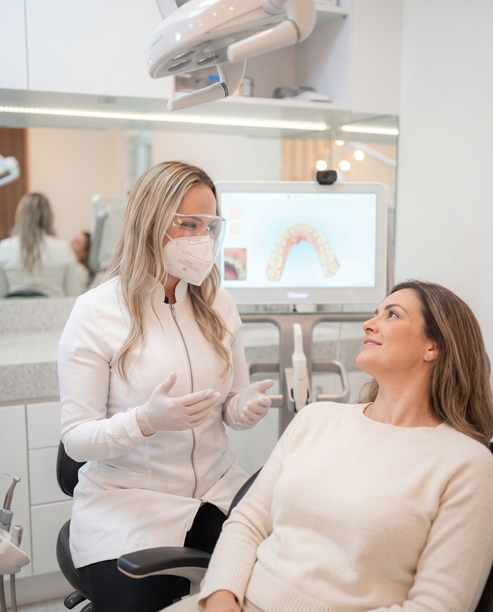 Paciente tranquila en consulta antes de una extracción de muela en Smile Center Mérida
