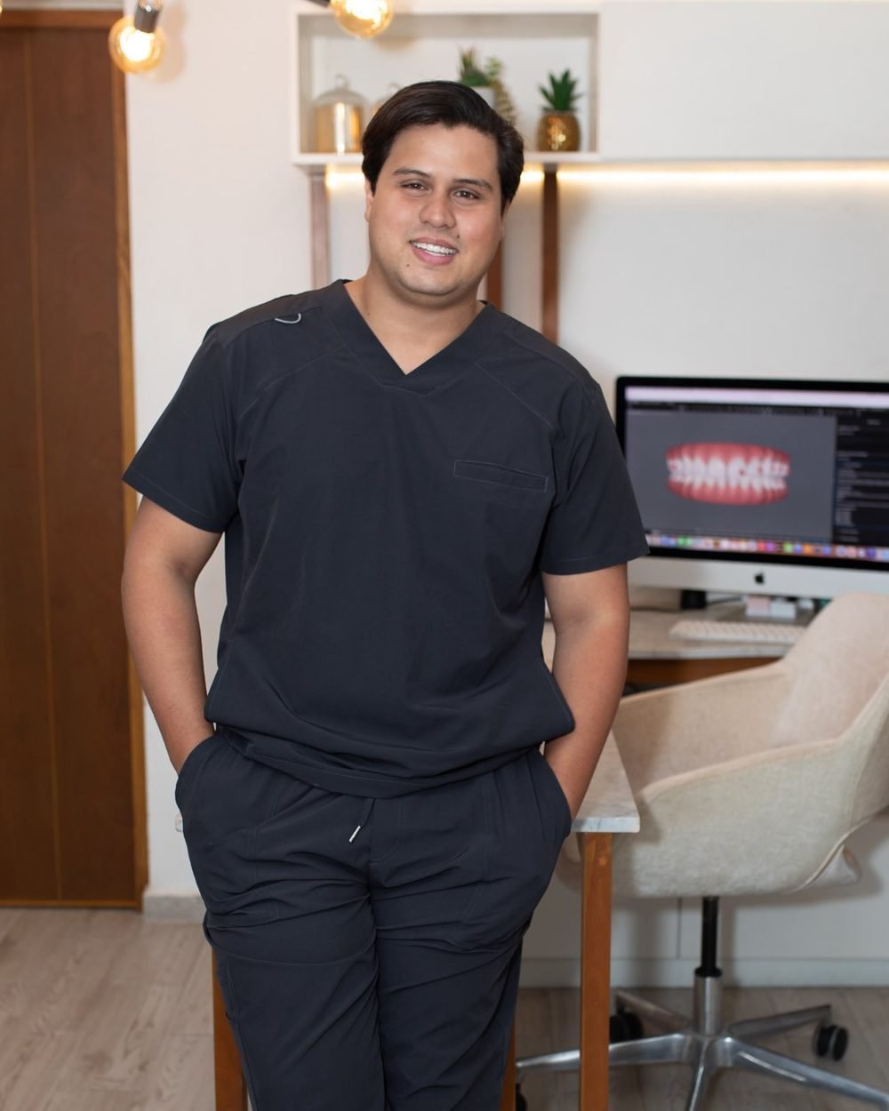 Dr. Christian Falcón Osorio, especialista en Periodoncia, en Smile Center Mérida, donde coloca implantes dentales Straumann