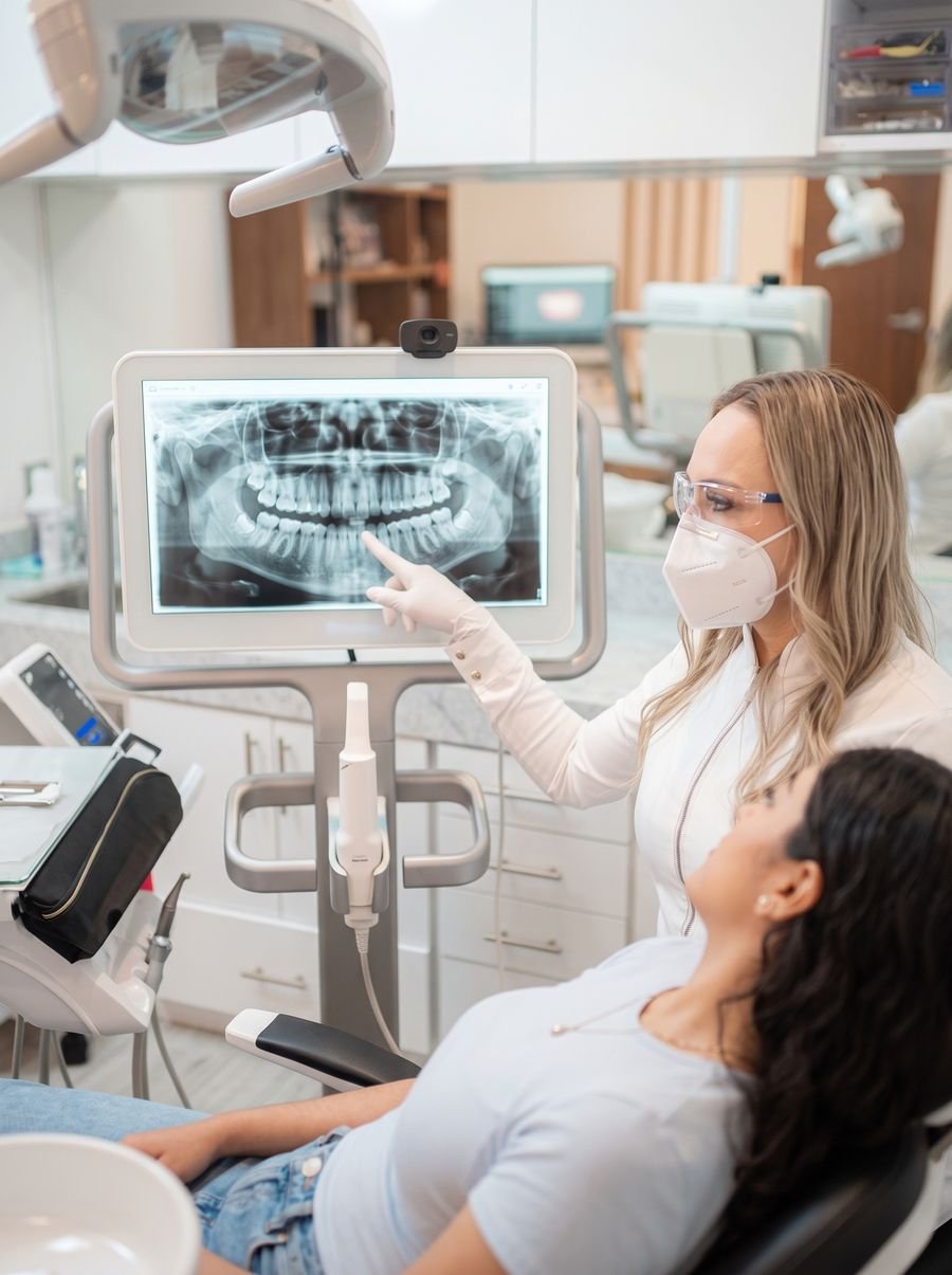 Dentista revisando la radiografía de una muela antes de una extracción en Smile Center Mérida